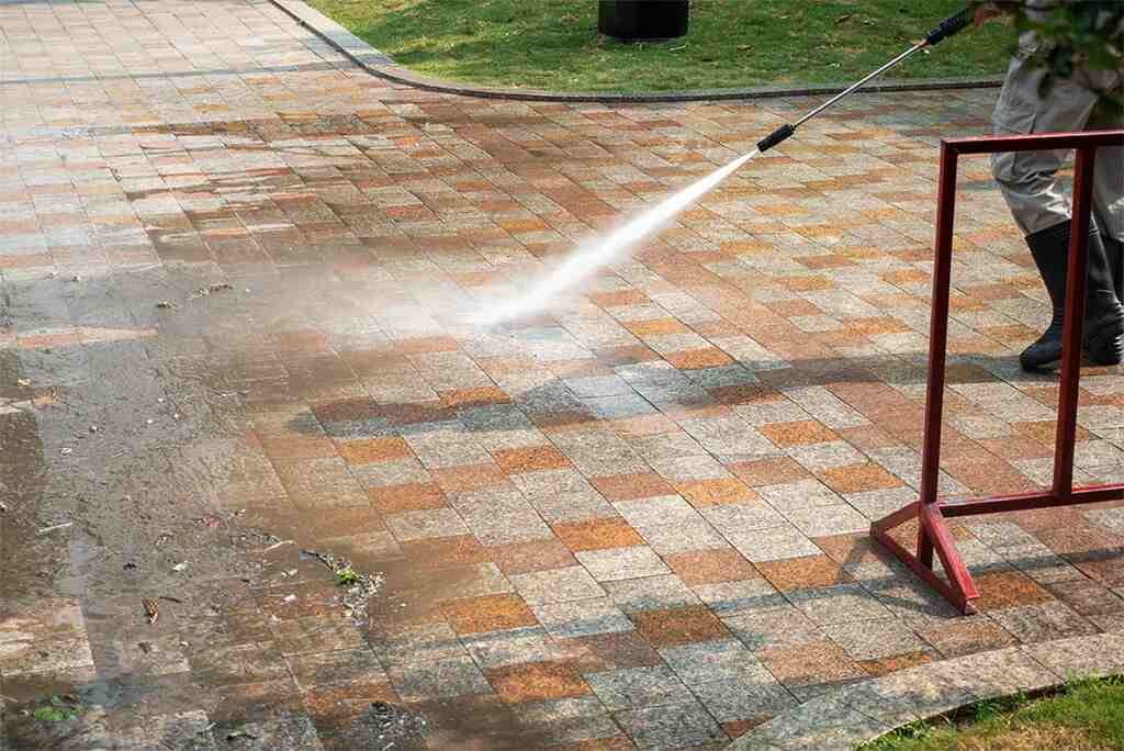 Best Tips for Fall Cleanup With a Pressure Washer